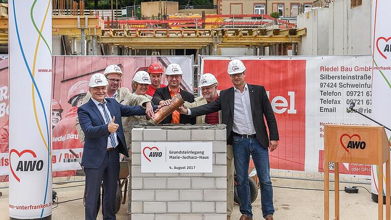 Grundsteinlegung für das neue AWO-Heim in der Jägerstraße, von links AWO-Geschäftsführer Martin Ulses, die Stellvertreter Rudolf Mainardy, Irene Görgner, Polier Stefan Mahlmeister (Riedel-Bau), Stellvertreter Gerald Möhrlein, Architekt Wolfgang Schinharl und Stephan Kranig (Vorstand Riedel-Bau). Foto: Thomas Obermeier Grundsteinlegung für das neue AWO-Heim in der Jägerstraße, von links AWO-Geschäftsführer Martin Ulses, die Stellvertreter Rudolf Mainardy, Irene Görgner, Polier Stefan Mahlmeister (Riedel-Bau), Stellvertreter Gerald Möhrlein, Architekt Wolfgang Schinharl und Stephan Kranig (Vorstand Riedel-Bau). Foto: Thomas Obermeier