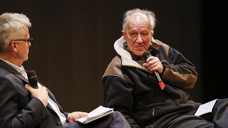 Intendant Markus Trabusch (links) im Gespräch mit Werner Herzog auf der Bühne des Mainfranken Theaters