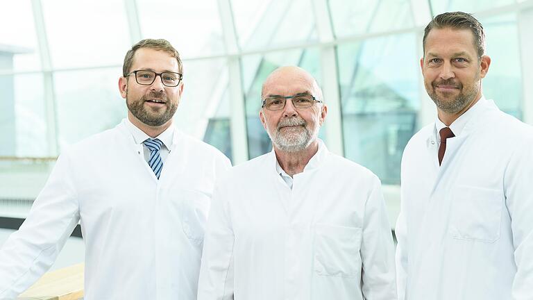 Dr. Michael Sperlich (Mitte) mit den Chefärzten Professor Andre Steinert (links) und Privat-Dozent&nbsp; Arne Berner (rechts) am Campus Bad Neustadt.