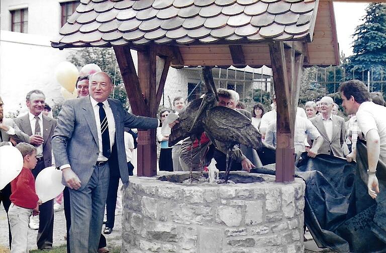 Auf der Initiative der Jugendvereinigung Storchenbrünnle wurde erst ein Zunftbaum und 1985 ein Storchenpaar an den Brunnen gebaut. Das Bild von der Einweihung zeigt den damaligen Kitzinger Oberbürgermeister Rudolf Schardt.