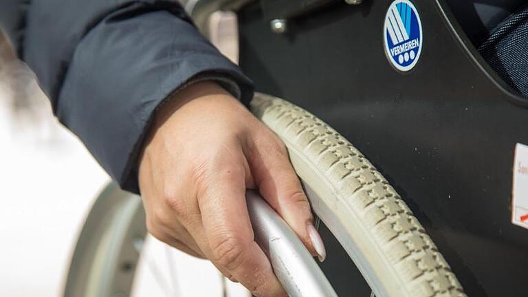 Menschen mit Behinderung können verschiedene Leistungen beantragen, die ihnen dabei helfen sollen, weiter berufstätig zu sein. Foto: Christin Klose/dpa-tmn       -  Für Menschen mit Behinderung, die Bürgergeld beantragen, gelten spezielle Regelungen.