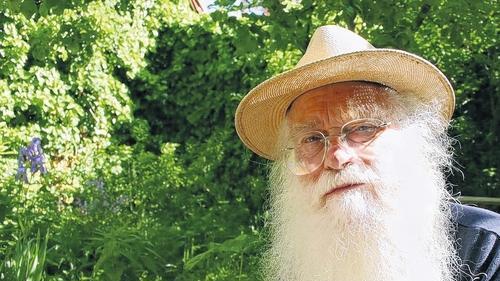 Der Künstler herman de vries in seinem Garten in Eschenau.
