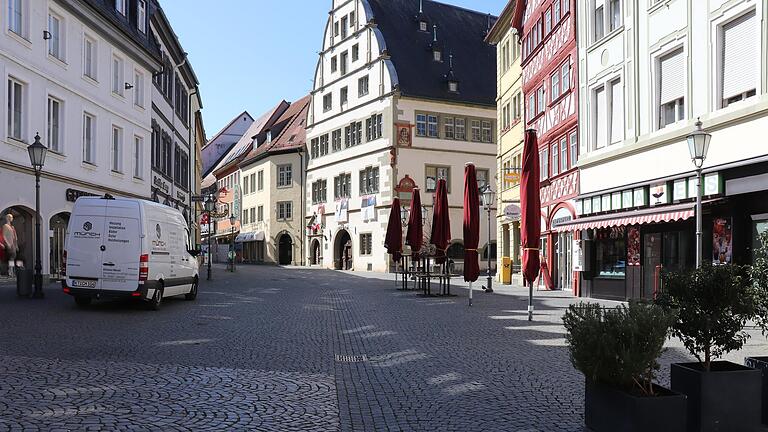 Wie sich die Bilder gleichen: Der Kitzinger Marktplatz während der ersten Corona-Welle im Lockdown. Auch jetzt sind nur noch wenige Ausnahme-Geschäfte geöffnet.