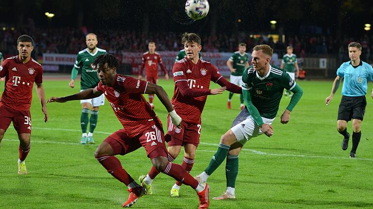 Wieder nix: Der Schweinfurter Nico Rinderknecht (rechts) kommt zum Abschluss gegen die Münchner Taylor Anthony Booth und Bright Arrey-Mbi (vorne) - zu einem Treffer reicht es aber nicht.