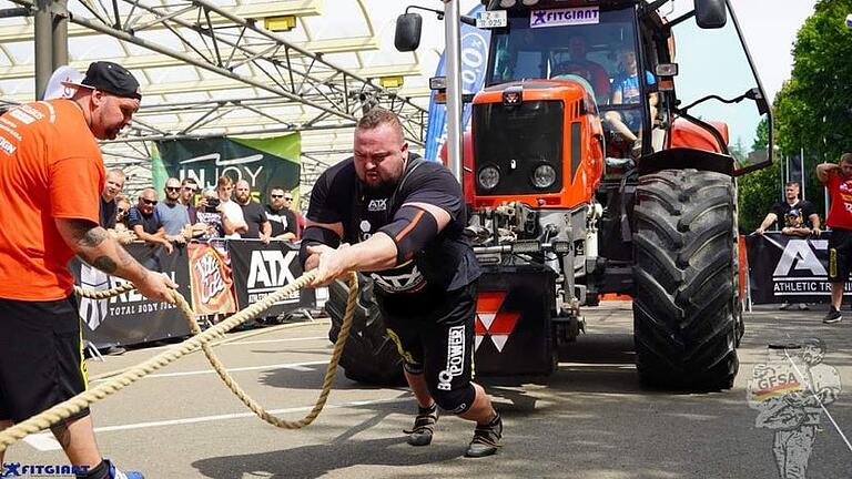 Als wäre es eine Kleinigkeit: Der Holzausener Sebastian Kraus zieht bei der deutschen Strongman-Meisterschaft in Gera einen zehn Tonnen schweren Traktor.