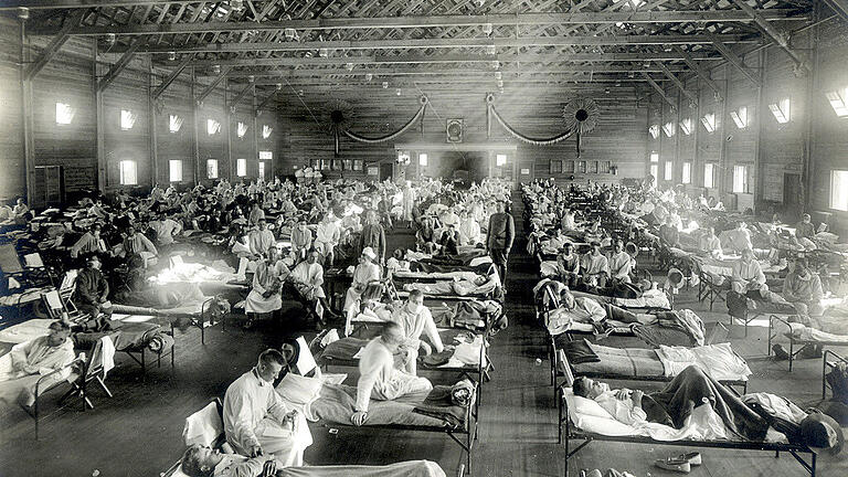 Pandemie 1918: Patienten, die an der Spanischen Grippe erkrankt sind, in einem Notfallkrankenhaus im Camp Funston der Militärbasis Fort Riley in Kansas (USA). Die&nbsp;Spanische Grippe entwickelte sich in drei Wellen bis 1920 zur schlimmsten Grippe-Pandemie der Geschichte.&nbsp;