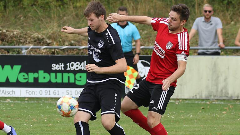 Lukas Götz vom TSV Eisingen (links) schirmt den Ball ab, Nino Scheidler (SC Schwarzach) müht sich vergebens. Lukas Götz vom TSV Eisingen (links) schirmt den Ball ab, Nino Scheidler (SC Schwarzach) müht sich vergebens.