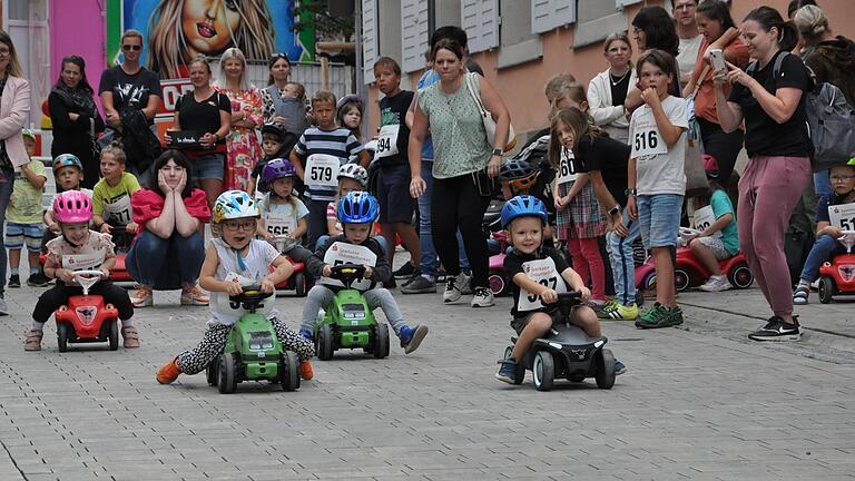 50 Kinder nahmen am Mittwoch am Bobbycar-Rennen teil.