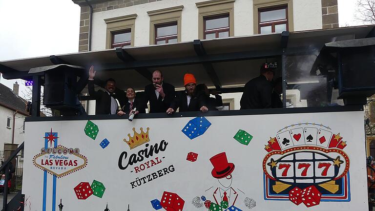 Das Casino Royal hatte 'Heimspiel': der motivwagen rollte beim Rosenmontagszug durch die Straßen Kützbergs.