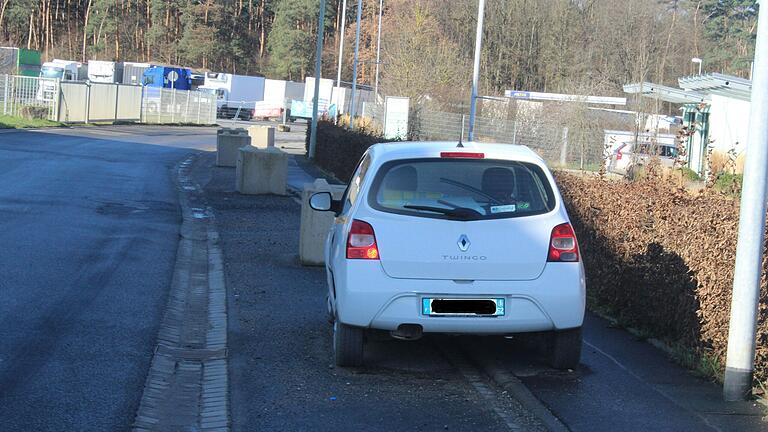 Monatelang stand der Kleinwagen mit französischem Nummernschild im Wiesentheider Gewerbegebiet. Jetzt ist das Auto verschwunden.