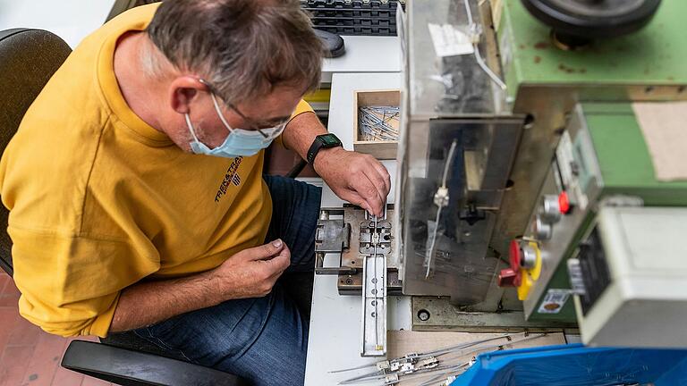 Die meisten Menschen mit einer Behinderung arbeiten in einer speziellen Einrichtung - wie den Mainfränkischen Werkstätten in Würzburg. Einige könnten eigentlich auch auf dem ersten Arbeitsmarkt Fuß fassen.