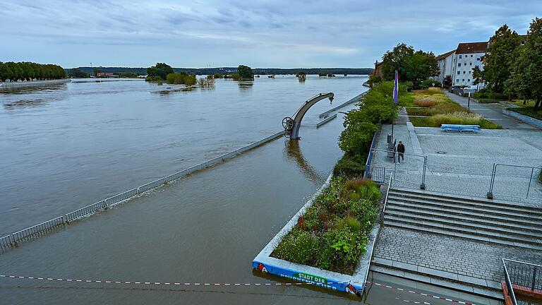 Hochwasser in Brandenburg - Land unter - die Wassermassen reichen an die Oderpromenade in Frankfurt. Hochwasser in Brandenburg - Land unter - die Wassermassen reichen an die Oderpromenade in Frankfurt.