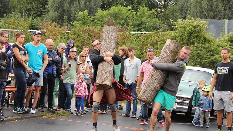 Eine Tradition geht zu Ende. Jahrelang suchten die Gewichtheber bei der Randersackerer Kirchweih den stärksten Mann wie hier Till Schneider (links), der sich vor Jahren gegen Florian Meyer durchsetzte.