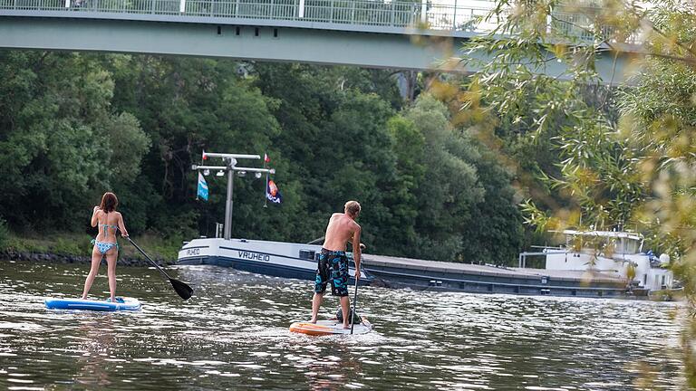 Solche Stand-Up-Paddler sind auch immer häufiger in Main-Spessart zu sehen. Dieses Archivfoto aus Würzburg zeigt: Der rege Verkehr auf dem Main kann Gefahr bedeuten.&nbsp;