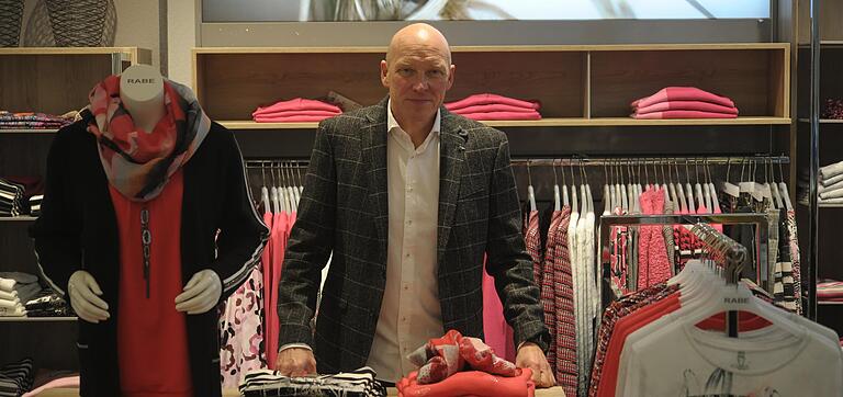 Online-Shops seien für kleine Händler oft nicht tragbar: Ralf Ludewig, hier in seinem Modehaus in Bad Kissingen.