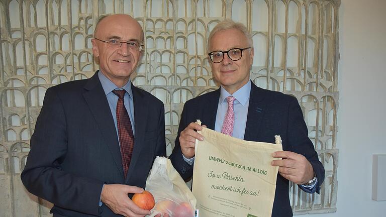 Enge Vertraute: Landrat Wilhelm Schneider (links) und Wilfried Neubauer, hier bei einem Termin der Abfallwirtschaft 2020. Als neuen Klinikchef wird Schneider Neubauer aber wohl nicht an der Seite haben.