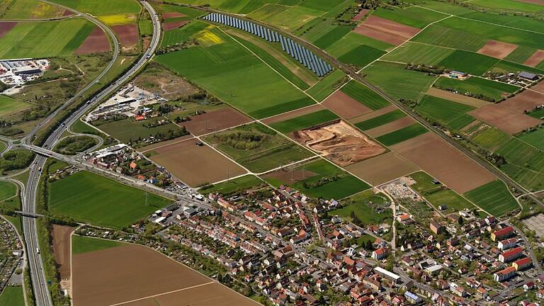 Am westlichen Ortsrand von Oberndorf soll ein Einkaufszentrum entstehen. 3500 Quadratmeter Fläche müssen dafür versiegelt werden.