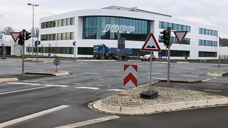 Achtung, Bodenwellen! Das Schild an der BayWa-Kreuzung in Bad Neustadt weist schon länger auf den schlechten Zustand der Straße hin.