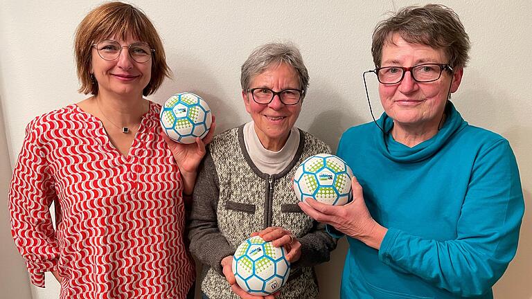 Kindergärten bekommen demnächst faire Minifußbälle aus Fairem Handel. Das Foto zeigt (von links): Anja Baier für die Stadt Karlstadt, Eva-Maria Eisele von der Evangelischen Gemeinde und Rita Scheiner vom Weltladen.