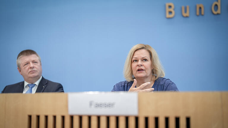 Vorstellung Verfassungsschutzbericht 2023.jpeg       -  Bundesinnenministerin Nancy Faeser und Thomas Haldenwang, Präsident des Bundesamtes für Verfassungsschutz, stellen den Verfassungsschutzbericht 2023 vor.