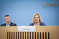 Vorstellung Verfassungsschutzbericht 2023.jpeg       -  Bundesinnenministerin Nancy Faeser und Thomas Haldenwang, Präsident des Bundesamtes für Verfassungsschutz, stellen den Verfassungsschutzbericht 2023 vor.