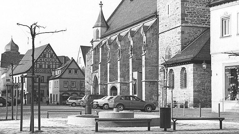 Bevor der Brunnen im Mai 1999 errichtet wurde, standen bereits die jungen Platanen am Marktplatz. Das Archivbild entstand rund drei Monate vorher.