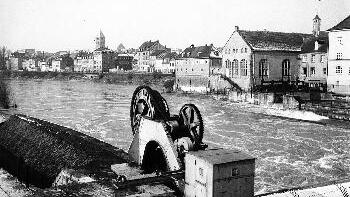 1905 ging das Elektrizitätswerk unterhalb       -  1905 ging das Elektrizitätswerk unterhalb der Maxbrücke in Betrieb. Das Trommelwehr wurde 1963 abgebaut.