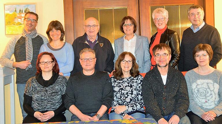 Die neue Vorstandschaft: Hinten von links: Stephan Werthmann, Christine Hahn, Wolfgang Keller, Renate Prümer, Anne Ursel, Elmar Bachhuber. Vorne von links: Katja Reimer, Burkard Storch, Barbara Helbig, Rudolf Wurm, Christine Bachhuber