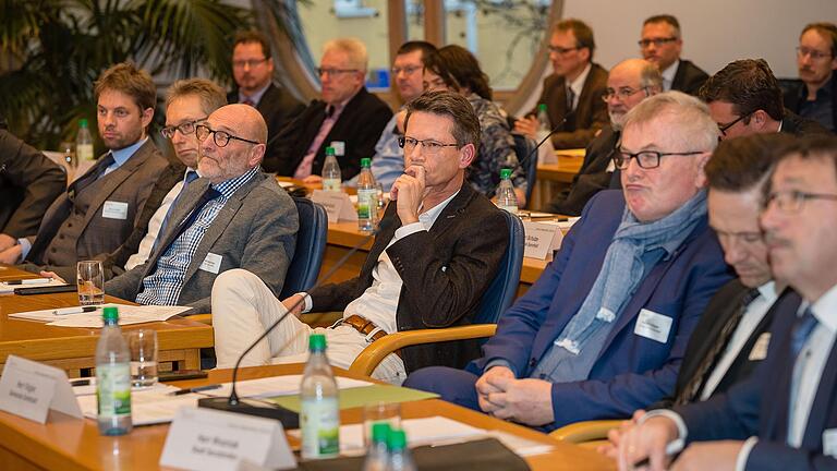 Befürworter und Gegner einer Reaktivierung der Steigerwaldbahn bei der großen Konferenz im Landratsamt Schweinfurt. Im Bild (vorne von links) Simon Suffa&nbsp; und Jürgen Bode (beide IHK), Lülsfelds Bürgermeister Wolfgang Anger, Schweinfurts Oberbürgermeister Sebastian Remelé, Grettstadts Bürgermeister Ewald Vögler, Gerolzhofens Stadtoberhaupt Thorsten Wozniak und Friedel Heckenlauer, Kreisvorsitzender des Bayerischen Gemeindetags.