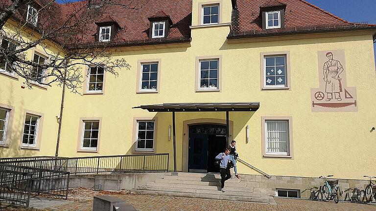 Seit 25 Jahren bildet die Fachakademie für Sozialpädagogik in Haßfurt Kinderpflegerinnen und Kinderpfleger sowie Erzieherinnen und Erzieher aus. Seit einem Jahr gibt es auch den neuen Ausbildungsgang Pädagogische Fachkraft für Grundschulkindbetreuung, der ab dem nächsten Schuljahr auch von der Bundesanstalt für Arbeit gefördert wird.