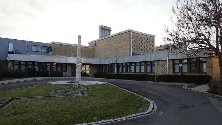 In der Akutgeriatrie der Haßberg-Kliniken ist es zum Corona-Ausbruch gekommen. Neun Patienten und 25 Mitarbeiter wurden positiv auf das Virus getestet. In der Akutgeriatrie der Haßberg-Kliniken ist es zum Corona-Ausbruch gekommen. Neun Patienten und 25 Mitarbeiter wurden positiv auf das Virus getestet.