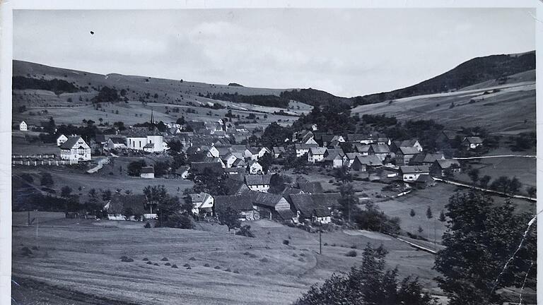 Das Bild zeigt Oberweißenbrunn noch mit der alten kleinen Kirche. In der Chronik, die Ende des Jahres herauskommen soll, wird die Geschichte des Dorfes ausführlich dargelegt. Foto: Archiv Marion Eckert       -  Das Bild zeigt Oberweißenbrunn noch mit der alten kleinen Kirche. In der Chronik, die Ende des Jahres herauskommen soll, wird die Geschichte des Dorfes ausführlich dargelegt. Foto: Archiv Marion Eckert