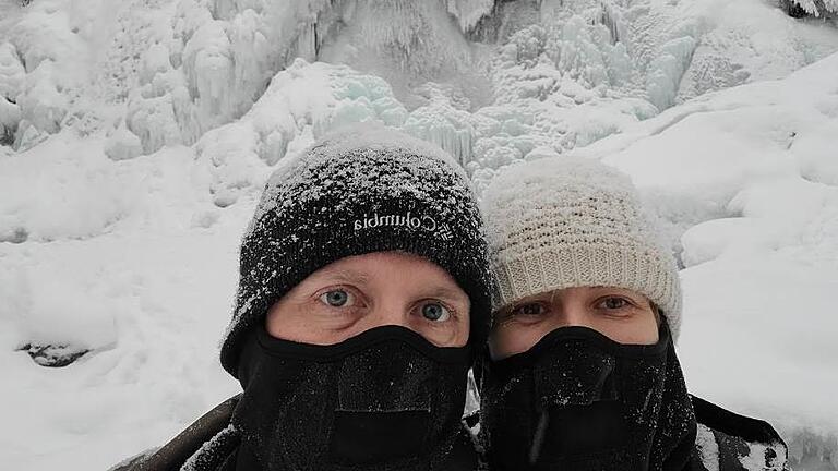 Skianzug und Gesichtsmaske braucht es beim täglichen Spaziergang. - Skianzug und Gesichtsmaske braucht es beim täglichen Spaziergang. Skianzug und Gesichtsmaske braucht es beim täglichen Spaziergang. - Skianzug und Gesichtsmaske braucht es beim täglichen Spaziergang.