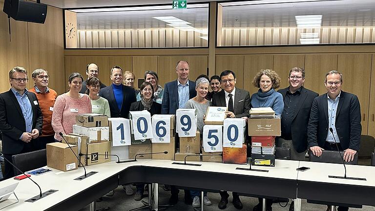 Eine Elterninitiative für eine flächendeckende Rückkehr zum neunjährigen Gymnasium in Baden-Württemberg hatte bis Herbst 2023 fast 107.000 Unterschriften gesammelt, die jetzt an Landtagsvizepräsident&nbsp; Dr. Wolfgang Reinhart übergeben wurden.