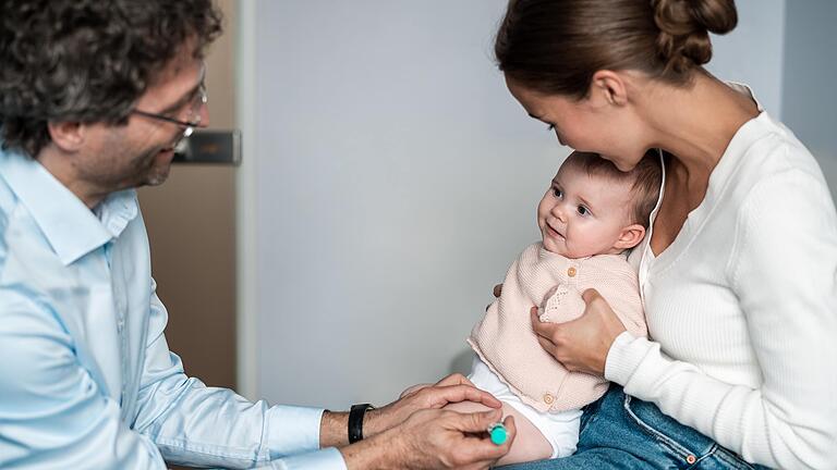 Aus Angst vor Ansteckung vernachlässigen manche Eltern Vorsorgeuntersuchungs-und Impftermine. Kinderärzte halten das für gefährlich. Überwunden geglaubte Krankheiten könnten zurückkommen. Aus Angst vor Ansteckung vernachlässigen manche Eltern Vorsorgeuntersuchungs-und Impftermine. Kinderärzte halten das für gefährlich. Überwunden geglaubte Krankheiten könnten zurückkommen.