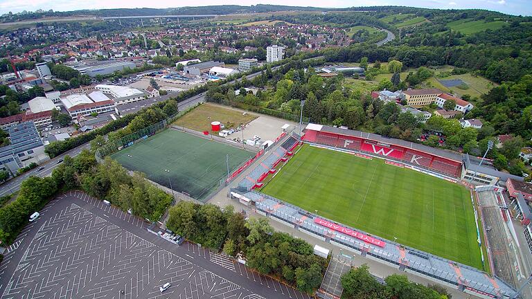 Sorgt sei Jahren für Streit zwischen Anwohnern, Stadt und Verein: Das Stadion der Würzburger Kickers am Dallenberg. Nun beschäftigt der Fall den Verwaltungsgerichtshof in München.