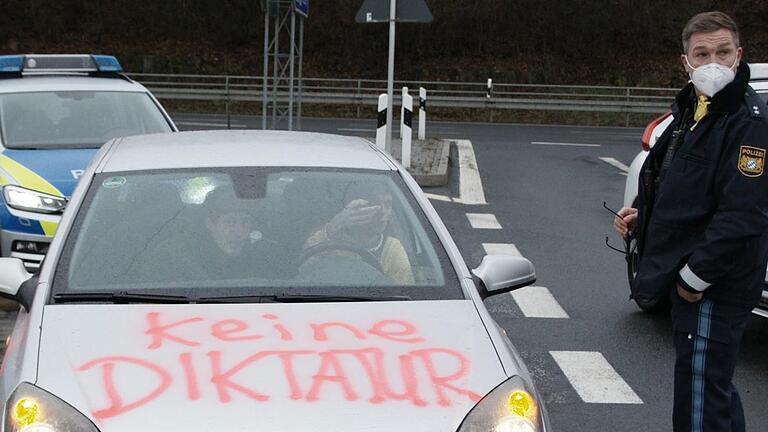 Diesen Autofahrer aus dem Landkreis Bad Kissingen ließ die Polizei bei einer Demo im Januar 2021 an der Anschlussstelle Oberthulba erst gar nicht auf die A7. Jetzt stand eine Teilnehmerin der Demo vor Gericht - bzw. sie kam nicht, deshalb wird der Strafbefehl gegen sie jetzt rechtskräftig.       -  Diesen Autofahrer aus dem Landkreis Bad Kissingen ließ die Polizei bei einer Demo im Januar 2021 an der Anschlussstelle Oberthulba erst gar nicht auf die A7. Jetzt stand eine Teilnehmerin der Demo vor Gericht - bzw. sie kam nicht, deshalb wird der Strafbefehl gegen sie jetzt rechtskräftig.