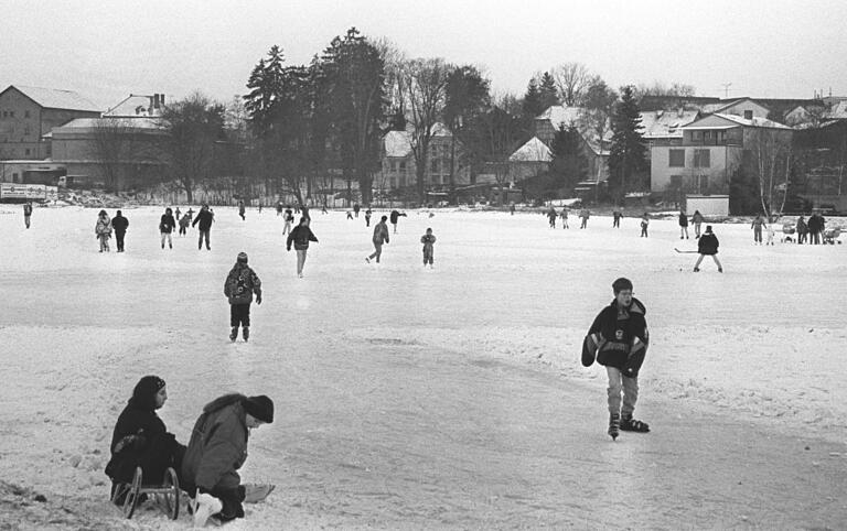 Begeisterte jeden Alters geben sich auf diesem Foto von 1997 der kühlen Freude hin. Dank der TSV Flutlichtanlage ging das Treiben damals bis in die Abenstunden.