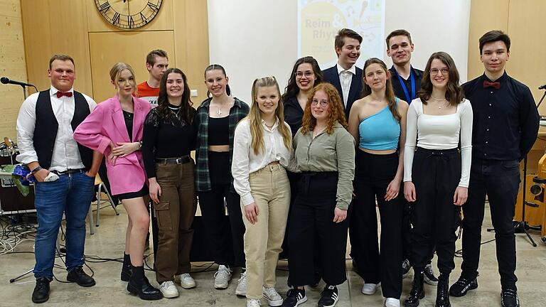 Die Teilnehmerinnen und Teilnehmer der diesjährigen Talentshow 'Reim und Rhythmus'.