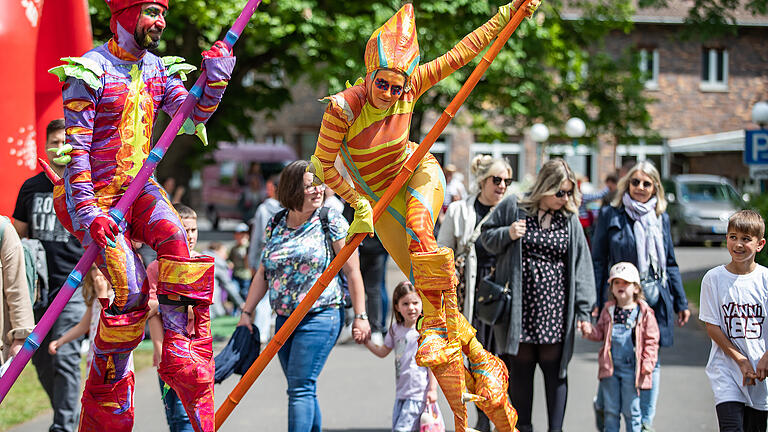 Ausverkaufter Familientag beim 7. Internationalen Varieté Festival am Sonntag 14.05.23 in Sennfeld. Der Familientag war das Mitmachspektakel für die ganze Familie!  Walk Acts, Musiker, Animateure, Komiker, Artisten und Bewegungswunder traten auf.