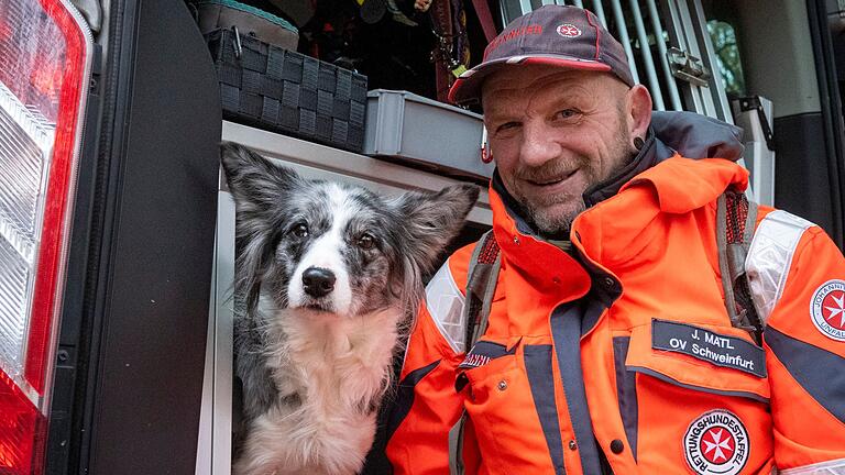 Jürgen Matl ist mit seiner Hündin Juna Teil der Rettungshundestaffel der Johanniter Schweinfurt. Die enge Bindung der beiden ist ein wichtiger Faktor für eine erfolgreiche Suche. Jürgen Matl ist mit seiner Hündin Juna Teil der Rettungshundestaffel der Johanniter Schweinfurt. Die enge Bindung der beiden ist ein wichtiger Faktor für eine erfolgreiche Suche.