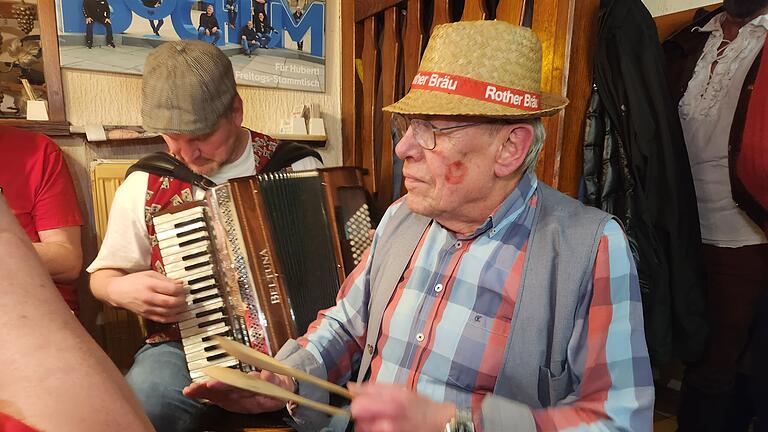 Die Kneipe Mangold in Münnerstadt - Hubert Mangold ist nicht nur Wirt allein: Im Fasching macht er auch den Unterhalter und klopft hier mit Löffeln den Rhythmus zur Akkordeonmusik. Der Fleck auf seiner Wange ist im übrigen ein Lippenstiftabdruck - Helau! Die Kneipe Mangold in Münnerstadt - Hubert Mangold ist nicht nur Wirt allein: Im Fasching macht er auch den Unterhalter und klopft hier mit Löffeln den Rhythmus zur Akkordeonmusik. Der Fleck auf seiner Wange ist im übrigen ein Lippenstiftabdruck - Helau!