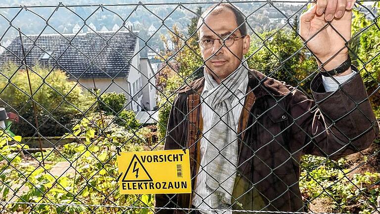 Thomas Ort hat genug vom Wild in seinem Garten im Dürrbachtal: Nun soll der Elektrozaun Wildschweine und Rehe abhalten. Thomas Ort hat genug vom Wild in seinem Garten im Dürrbachtal: Nun soll der Elektrozaun Wildschweine und Rehe abhalten.