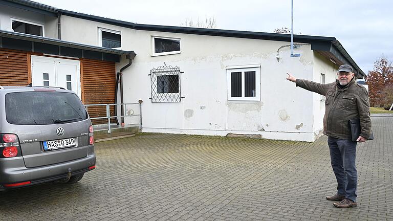 Hier muss noch viel getan werden. Diethart Konrad, Vorstand beim TV Augsfeld, erläutert die Arbeiten, die noch an der Turnhalle des Vereins zu verrichten sind. Hier muss noch viel getan werden. Diethart Konrad, Vorstand beim TV Augsfeld, erläutert die Arbeiten, die noch an der Turnhalle des Vereins zu verrichten sind.