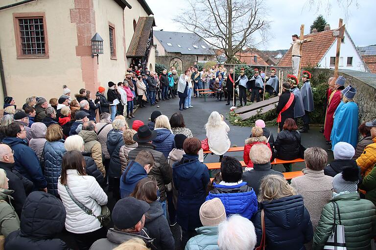 In und um die St.-Laurentius-Kirche veranstaltete das Familiengottesdienst-Team / Gemeindeteam der Pfarreiengemeinschaft Leinach am Palmsonntag erstmals mit der Leinacher Passion eine zeitgemäße Version der Leidensgeschichte Jesu. Die Resonanz und die Begeisterung waren überwältigend.