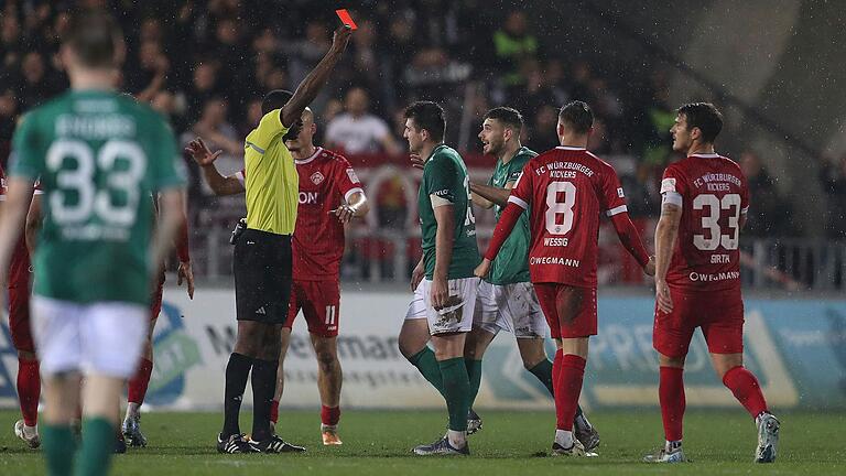 Wendepunkt im strömenden Regen: Schiedsrichter Assad Nouhoum schickt Kevin Fery (Mitte) vom FC 05 Schweinfurt wegen wiederholten Foulspiels mit Gelb-Rot vom Feld.