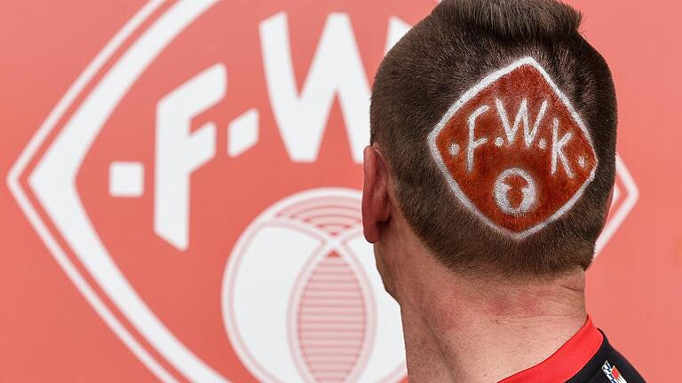 Fan mit kreativer Idee: Jürgen Spiegel aus Bieberehren hat sich das Kickers-Logo ins Haar rasieren und färben lassen. Fan mit kreativer Idee: Jürgen Spiegel aus Bieberehren hat sich das Kickers-Logo ins Haar rasieren und färben lassen.