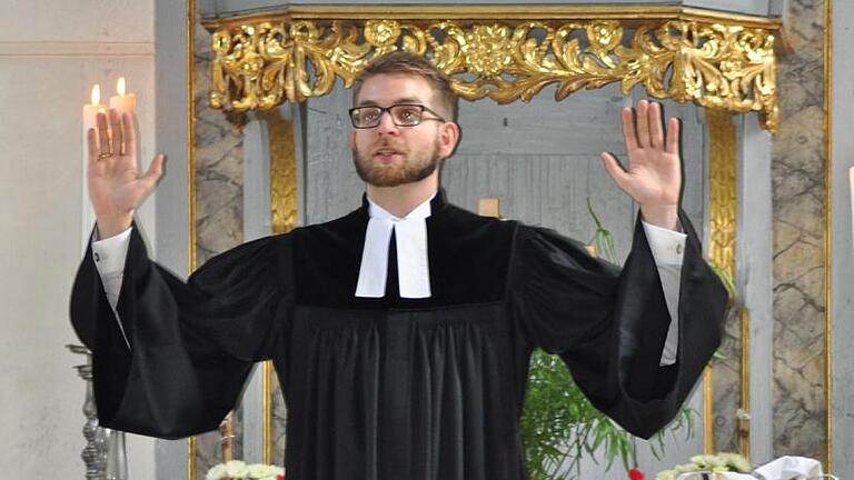 Erstmals als Pfarrer spendete Jan Lungfiel den Segen am Ende des Gottesdienstes zu seiner Ordination am Sonntag in der evangelischen Pfarrkirche Ermershausen.