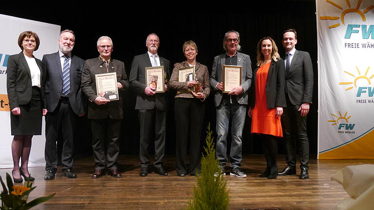 Mit der Werntalgemeinde emporgewachsen (von links): Bürgermeisterin Bettina Bärmann, FW-Kreisvorsitzender Edwin Hußlein, die verdienten Mitglieder Wolfgang Bartsch, Roland Fick, Gabriele Flügel und Michael Haag, Staatssekretärin Anna Stolz sowie Landrat Florian Töpper würdigten '30 Jahre Freie Wähler Niederwerrn'.