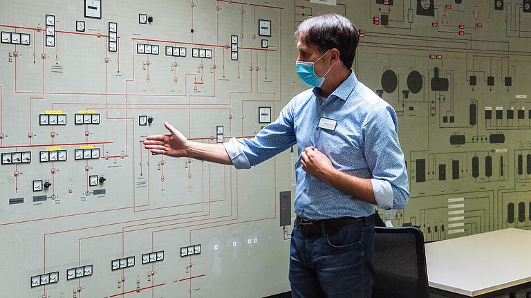 Wolfgang Köhler (Geschäftsleitung Technik) vor einer großen Schalttafel. Früher wurden hier alle technischen Prozesse überwacht. Jetzt sind die Anlagen auf Computern visualisiert.&nbsp;